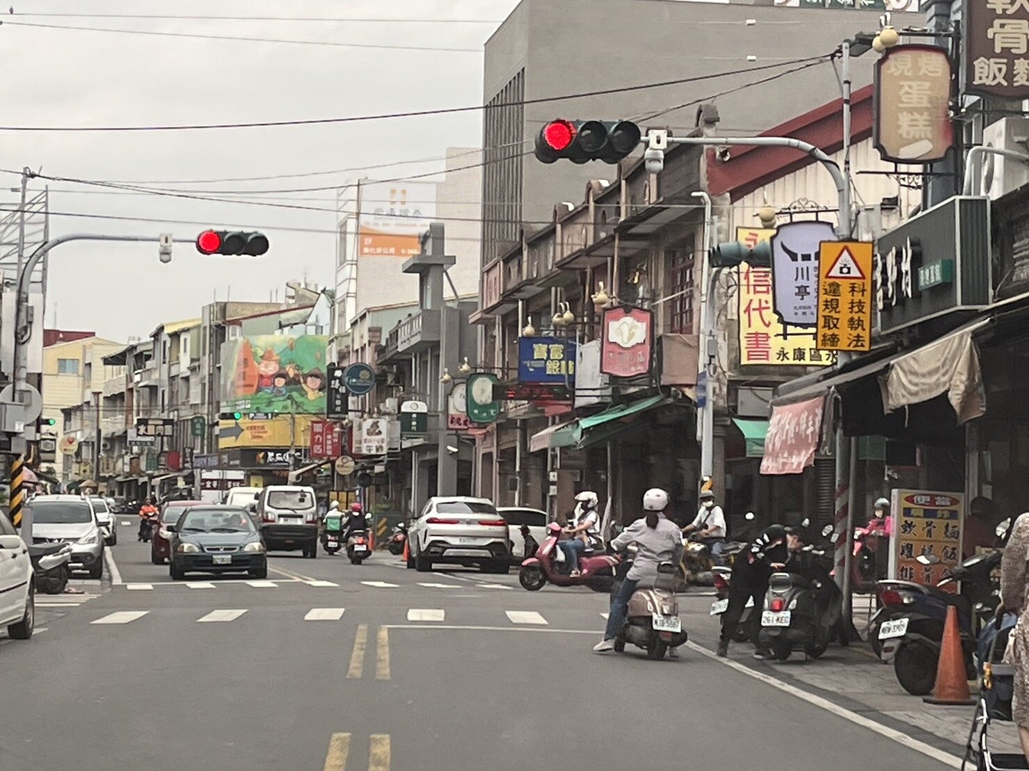 台南新化老街從3月中旬科技執法以來,開出上千張罰單,以臨停居多,造成顧客不敢上門,原物料業者也不願意來送貨,店家說快活不下去了。記者吳淑玲/攝影