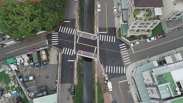 原北屯區「功景橋」已由人行改建為人車通行。圖/台中市建設局提供