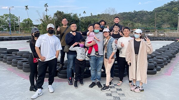許建富(圖中,抱小孩者)四年來還拿了兩次「新人王」跟三次的「百萬戰將」的佳績,成為百萬年薪一族,也收穫了幸福家庭與人生。圖/許建富提供
