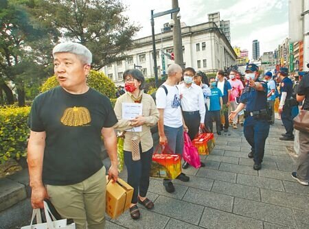 每年422「世界地球日」環保團體都會與總統見面,並針對環境議題交換意見。去年因疫情中斷,今年再傳蔡總統因政務繁忙無法接見。圖為前年422環團準備伴手禮,在警方引導下進入總統府。(本報資料照片)