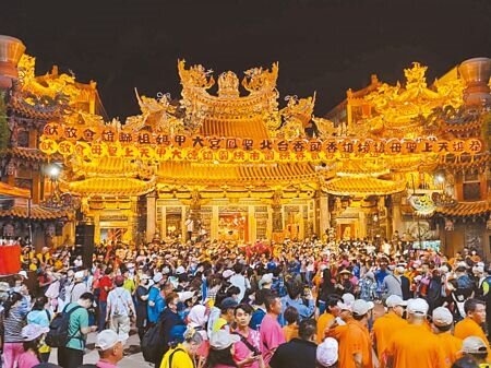 台中市宗教盛事大甲鎮瀾宮媽祖遶境21日晚間起駕,展開9天8夜的遶境行程,信眾昨晚不斷湧入鎮瀾宮。(潘虹恩攝)