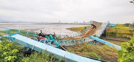 新北五股區成泰路四段22巷旁的觀音坑溪橋,辦理自行車道改善工程,21日下午3時45分橋梁吊索抽換作業,卻發生斷橋事故,3工人受傷。(黃敬文攝)