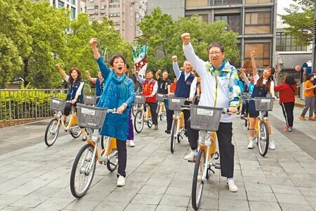 
新竹縣長楊文科（右）與YouBike微笑單車董事長劉麗珠一同試騎單車。（邱立雅攝）
