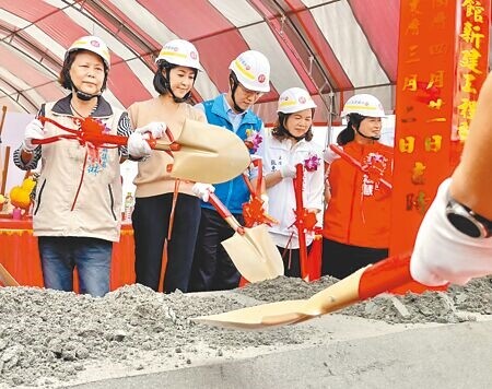 
南投市立圖書館命運多舛，歷經3強震成危樓，拆除6年3後才籌足1.5億元經費，21日舉行開工動土典禮。（楊靜茹攝）
