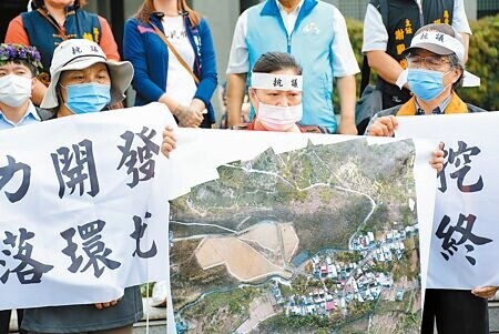 
楓林村民拿著山坡地光禿禿的照片，表達對光電案場不滿，要求撤回申請案。（林和生攝）
