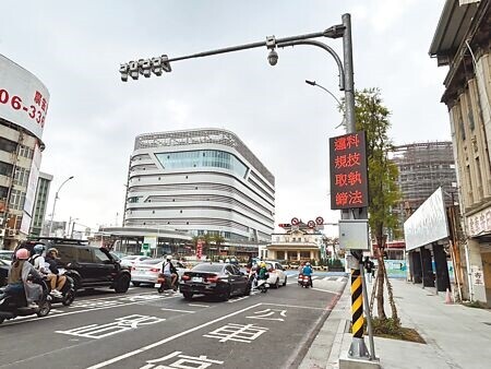 
為防範違規導致車禍，高雄車站周邊道路中山、建國以及九如、博愛路建置違規科技執法，4月28日正式上線。圖為中山、建國路口。（崔正綱攝）
