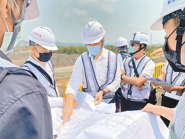 新竹市光埔二期自辦市地重劃工程總進度已達30％，市府相關局處與內政部土地重劃工程處到場查核。圖／新竹市政府提供
