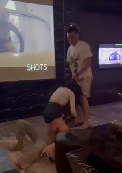 白衣男扯白衣女頭髮硬生生拖行數公尺。圖/翻攝自臉書爆料公社