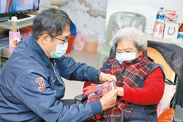 台南市長黃偉哲宣布，在排富條件下，7月起將全額補助65歲以上長者及55歲以上原住民健保費用，預估將有28萬人受惠。圖／台南市府提供
