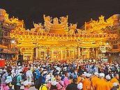 進喔！大甲媽遶境起駕　鑼鼓炮聲萬人空巷