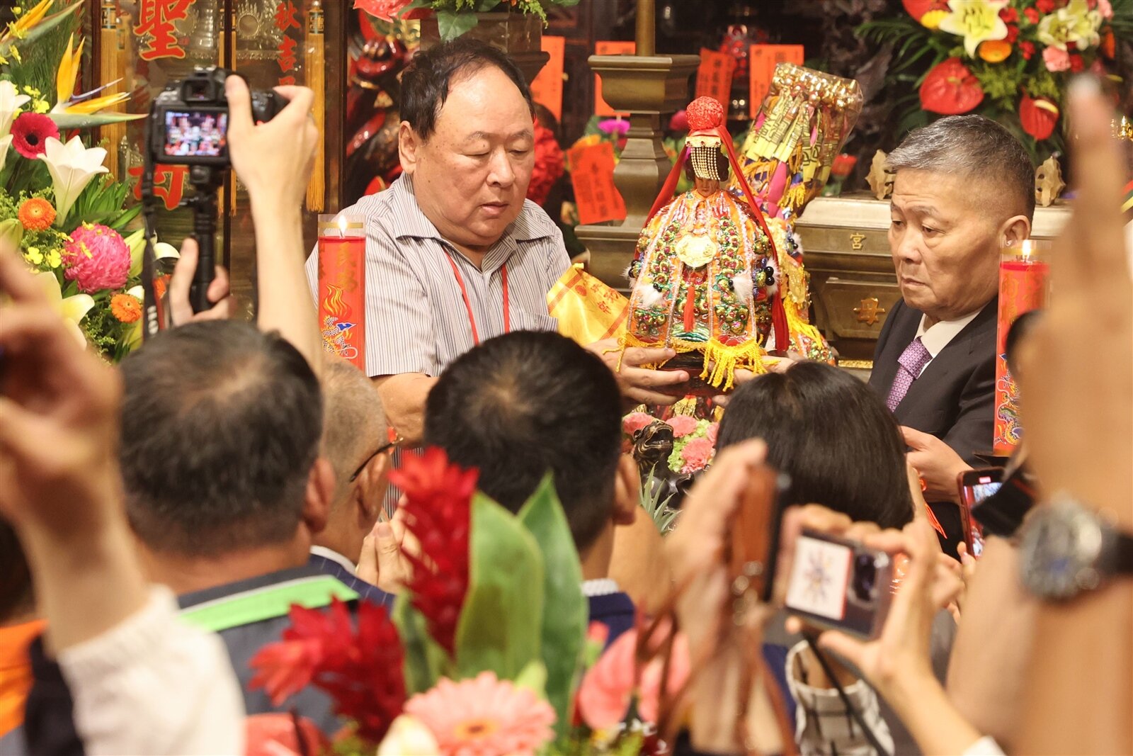 大甲鎮瀾宮今天傍晚5點先由台中市副市長王育敏、大甲鎮瀾宮董事長顏清標恭請3尊媽祖神像上轎。記者黃仲裕/攝影