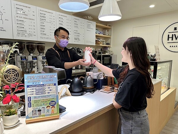 新北自備環保杯 一年份咖啡免費喝 新北環保局鼓勵民眾自備環保杯取代一次性產品。圖/新北市政府提供