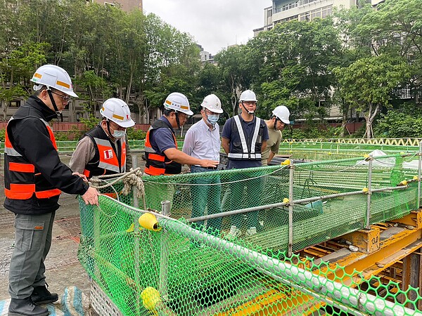 交通局副局長金肇安日前視察停車場工程品質和進度。圖／新北市政府提供