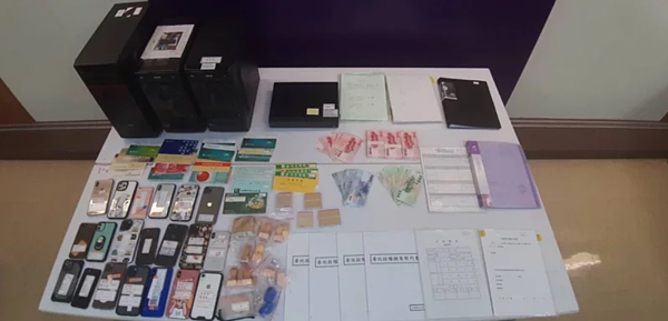 新竹市警方破獲假投資靈骨塔真詐財案，查扣上億元房產與名車，以及手機20支及殯葬產品銷售資料等證物。記者張裕珍／翻攝