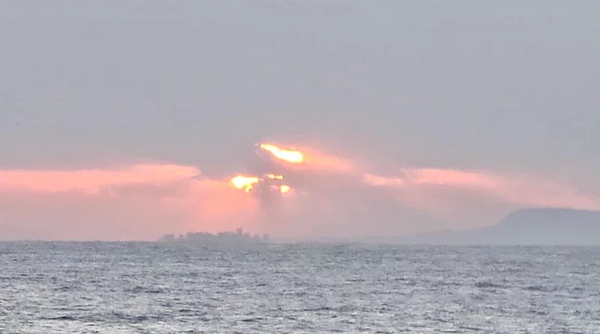 日本旅遊達人吳建盤,日前在台東加路蘭遊憩區,意外拍下綠島左側有座「高樓城市」。圖/吳建盤提供