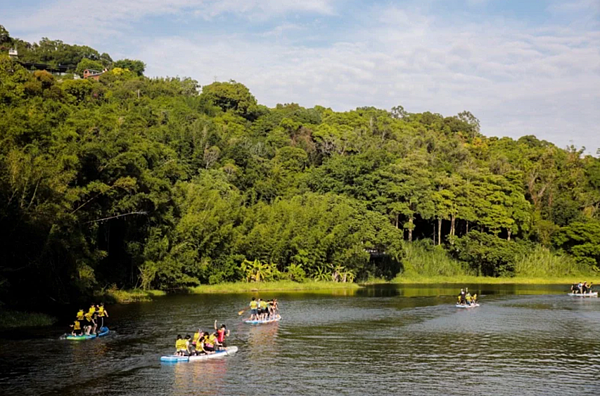 新竹市青草湖因應法規,4月1日起暫停開放天鵝船、SUP等水域活動。圖/竹市府提供