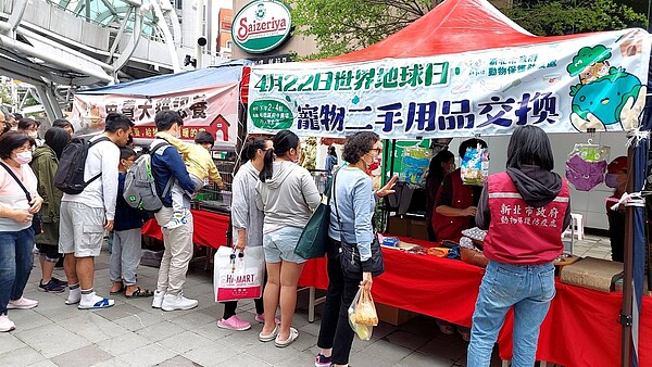 大批民眾前來認養毛寶貝，挑選寵物二手用品。圖／動保處提供