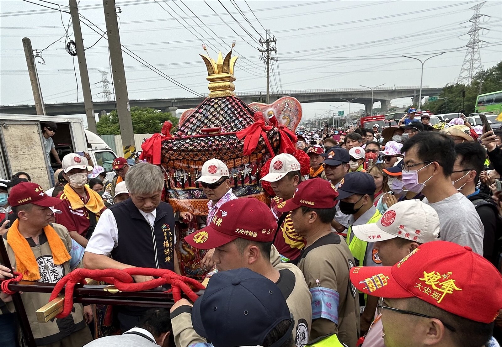 大甲媽祖鑾轎今天在今天上午11時30分進入大肚，大肚區公所、前立委顏寬恒及地方人士在山陽大排接駕。記者趙容萱／攝影 