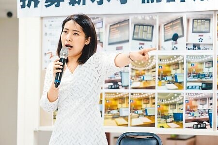 台北市議員徐巧芯22日在黨內初選結果公布後，將炮火轉向民進黨北市議員許淑華，立即舉辦「拆穿薪水小偷許淑華的假面具」記者會。（郭吉銓攝）