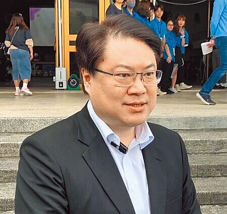 基隆市長謝國樑遺憾中央透過行政程序操弄撤銷公投,會研議後續救濟途徑再對外報告;內政部長林右昌(見圖)受訪時,未等媒體提問公投一事就快步進入會場。(徐佑昇攝)