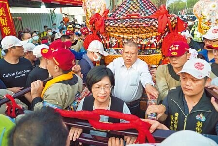 
彰化縣長王惠美從顏清標手中接下鑾轎後，與彰化縣前議長白鴻森一同向前，正式展開媽祖在彰化巡禮。 （吳建輝攝）
