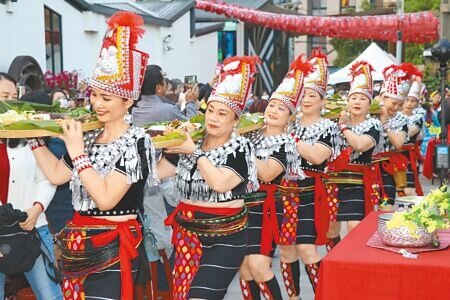 桃園市2023龍岡米干節22日盛大開幕,現場湧入1.5萬人,晚間長街宴於忠貞新村席開66桌,每桌上12道菜餚,讓參與民眾體驗最道地雲南美食。(蔡明攝)