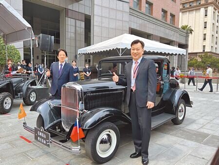 副總統賴清德(左)搭乘崑山科技大學校長李天祥(右)駕駛的古董車造型電動車入場參加該校58周年校慶。(洪榮志攝)