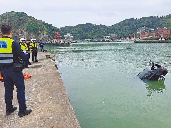 41歲林姓女子駕車連人帶車衝進漁港內，消防局會同海巡人員前往救援。（金山警分局提供／黃敬文新北傳真）
