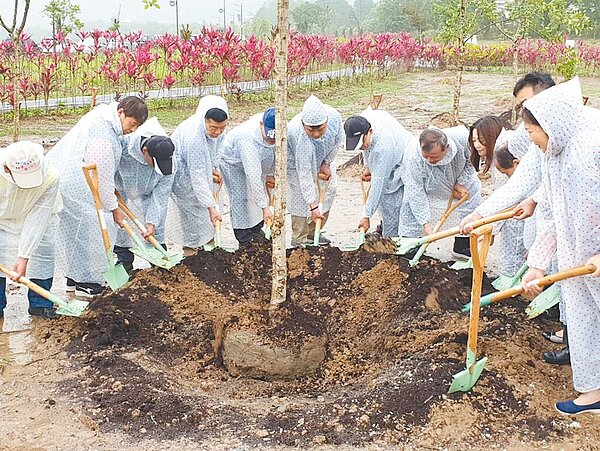 南投縣埔里鎮福興溫泉遊客中心22日舉行「112年度世界地球日南投縣福興植樹活動」，吸引許多親子參加。圖／讀者提供