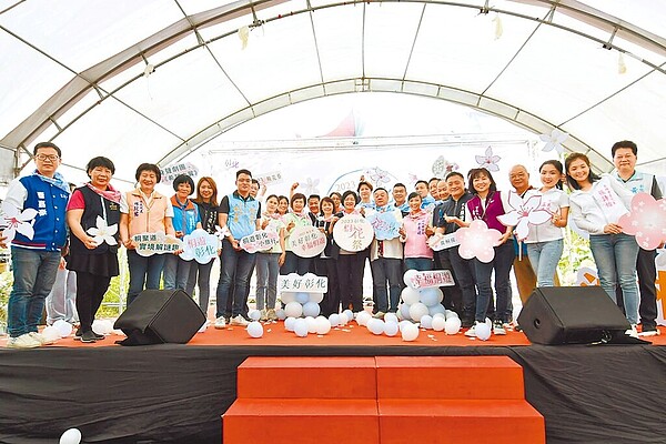 「2023桐花祭美好彰化幸福桐遊」22日正式開幕,彰化縣長王惠美、客家委員會主任祕書廖育珮、員林市長游振雄等人一早齊聚在員林藤山步道,為彰化桐花季揭開序幕。圖/彰化縣政府提供