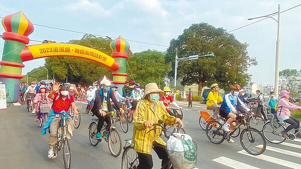 台南市新營區公所22日舉辦「2023追風趣‧糖鐵風情話新營」活動,吸引約500位民眾騎乘自行車參與。(新營區公所提供/張毓翎台南傳真)