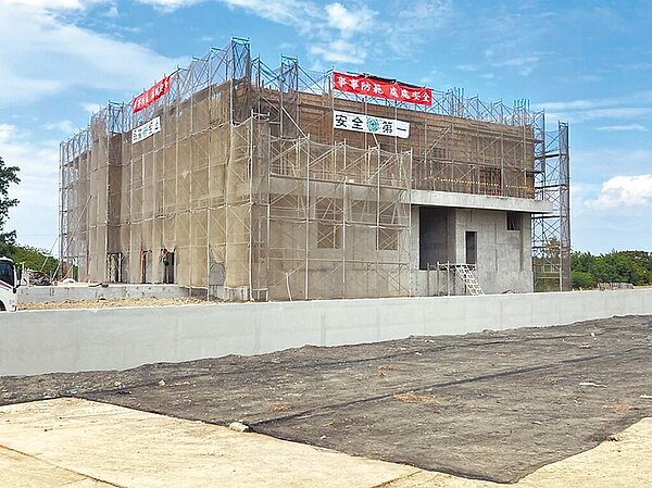 斥資3.5億元的台南市學甲區法源抽水站，目前抽水站主體新建工程已完成。圖／台南市政府水利局提供
