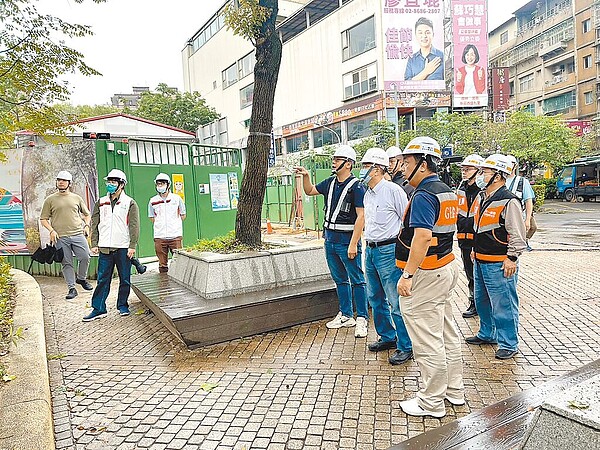 新北市樹林區長壽公園地下停車場預計年底完工，為避免出入口路幅過窄，交通局研議，朝公園方向退縮1米多道路，解決人車交織問題。（新北市交通局提供／蔡雯如新北傳真）