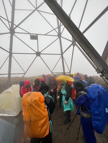 近日有山友登能高縱走遭遇狂風暴雨,搭帳棚也難以抵抗惡劣天氣,趕緊後撤。圖/李姓山友提供