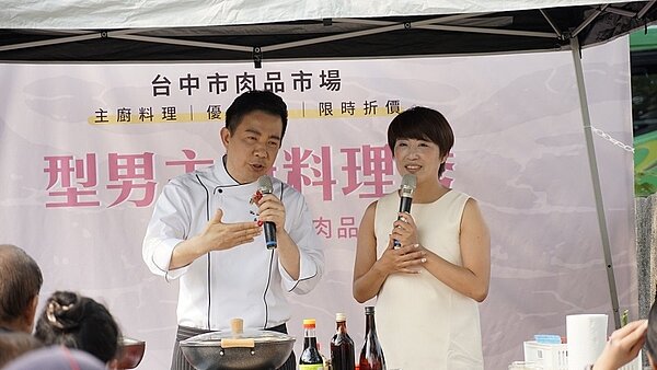 「型男主廚」吳秉承師傅到台中市肉品市場進行料理秀。圖／台中市政府提供