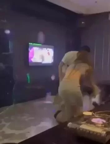 金髮女拿整鍋滾燙熱湯朝被打趴在地的白衣女臉部整鍋潑下去,對方當場慘叫哀號。圖/翻攝自臉書爆料公社