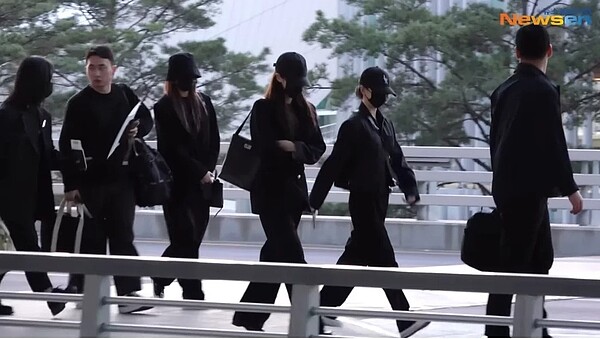 VIVIZ一身黑現身機場。 圖/截自YouTube