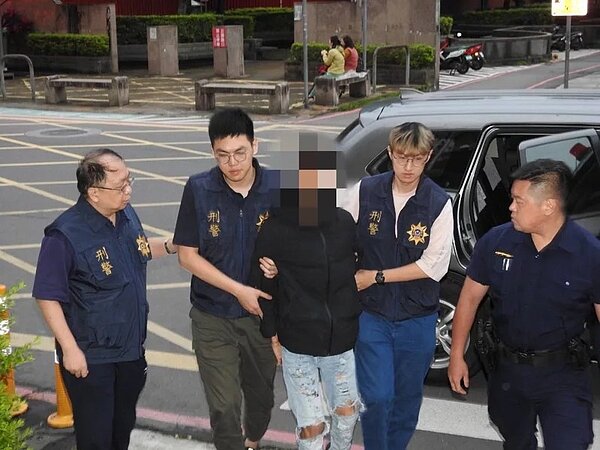 朱姓少年落網時不僅手腳有擦挫傷,額頭還貼著紗布。圖/記者王長鼎翻攝