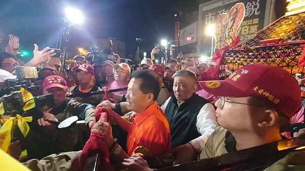 大甲鎮瀾宮董事長顏清標和副董事長鄭銘坤親自扛轎走過民生地下道。圖/記者簡慧珍攝