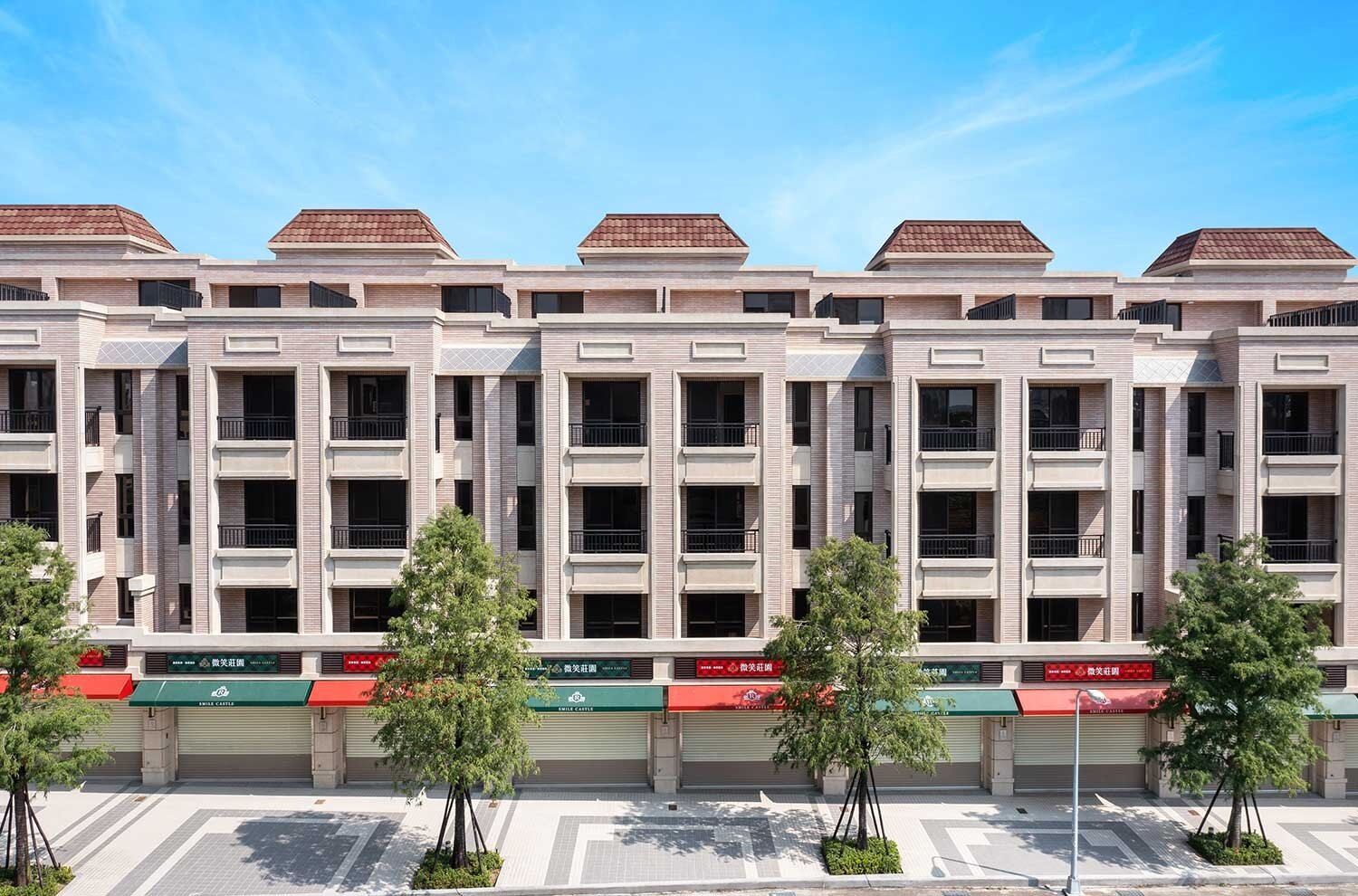 「微笑莊園香榭區」為新古典風格的電梯別墅,房型皆為陽台套房格局,地下室雙車位前方預留彈性工作空間。圖/擷取自微笑莊園官網