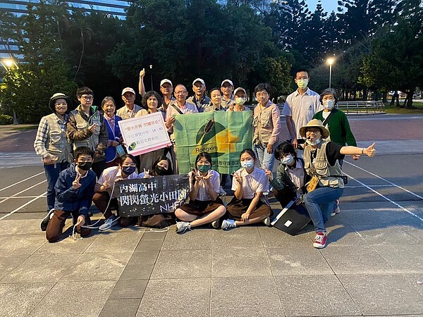 內湖高中學生熱情參與螢火蟲季周末夜間導覽行列。圖/工務局公園路燈工程管理處提供