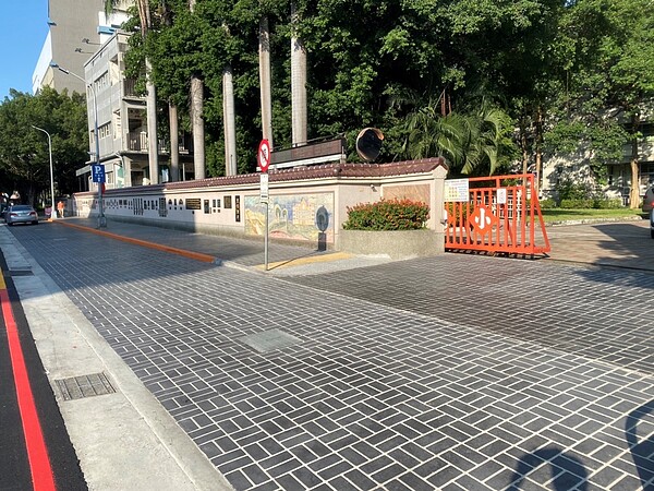 建設局、教育局、交通局等機關合作,推動校園周邊暨行車安全道路改善計畫。圖/建設局提供