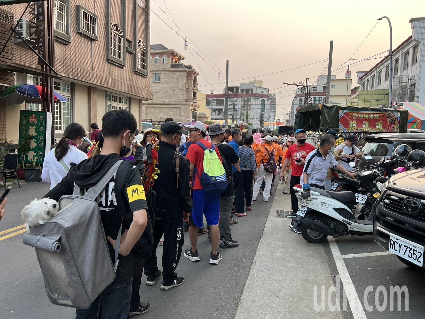 今天時近夜晚,許多隨香信徒肚子餓了,大排長龍排隊領便當餐。記者陳雅玲/攝影