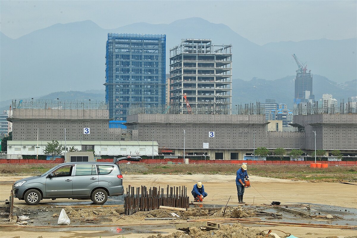 內政部明天預告「平均地權條例」五項子法,針對「吹哨者條款」明定檢舉實名制。圖為大台北地區房地產。記者林伯東/攝影