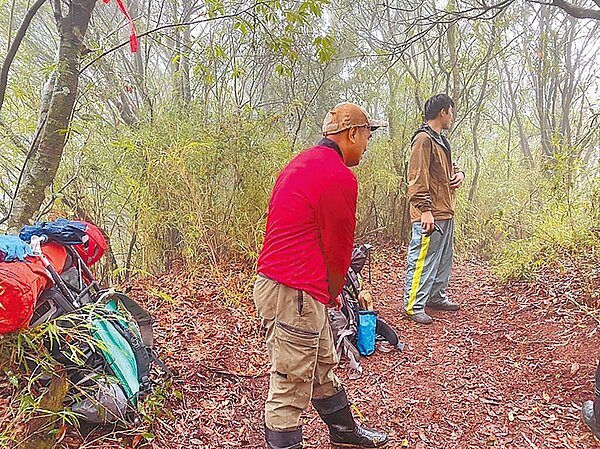 6人登山隊伍縱走能高安東軍路線,遇氣候不佳撤退,陳姓男領隊失溫命喪山林、華裔美籍葉姓女教授迄今失聯,地面搜救隊持續在能高主峰附近搜索。(花蓮縣消防局提供/羅亦晽花蓮傳真)