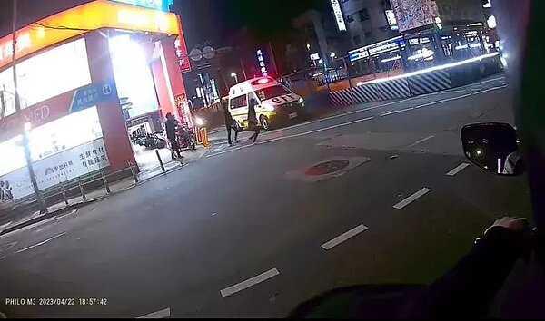 當晚一輛救護車行經路口時停住,3名行人橫越路口,救護車待行人通過後才行駛。影片曝光後掀起民眾議論紛紛。圖/截自爆料公社臉書社團