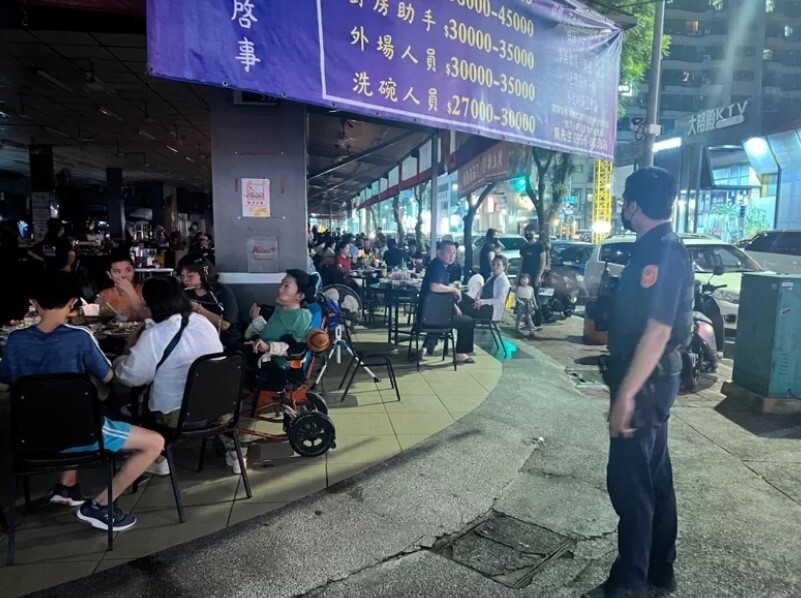 高雄漢神巨蛋商圈523戶停電,位於鼓山區博愛路與明華路口的阿榮海產店客人只能乾瞪眼。圖/讀者提供