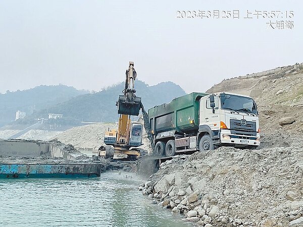 曾文水庫趁旱季大舉清淤。(南區水資源局提供/程炳璋台南傳真)
