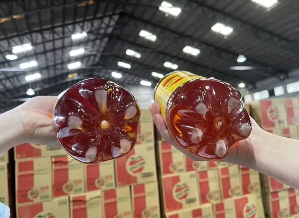 蘋菓西打飲料底部日前又被發現不明沉澱物,桃園市衛生局持續要求各通路下架。圖/桃園市衛生局提供