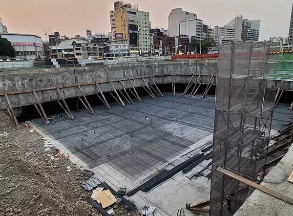 中市府於舊城區建設大台中轉運中心,興建地上一層、地下三層建物,將可提供506席停車格,預計2025年9月完工啟用。圖/台中市政府提供